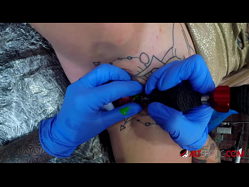 ❤️ Estremamente tatuato hottie Sully Savage ottenuto un tatuaggio sul suo clitoride ❤️❌ Porno belloal it.ttsex.ru ❌